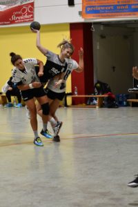 Read more about the article Wellinger Handballerinnen zeigen beim 32:31 Sieg im Oberliga Derby gegen den HC Koblenz die beste Saisonleistung.